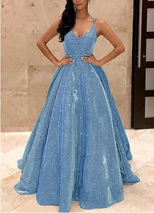 Détail d'une robe de soirée ligne A bleu clair scintillante avec des paillettes brillantes