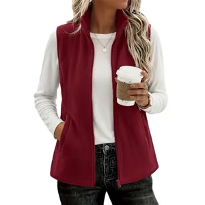 Chaleco de forro polar para mujer en color granate con cuello alto y cierre de cremallera