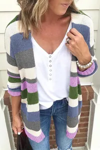 Primer plano de un cárdigan de punto de rayas coloridas para mujer en exteriores casuales.