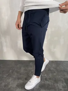 Vista dettagliata dei pantaloni sportivi blu scuro slim fit con elastico in vita