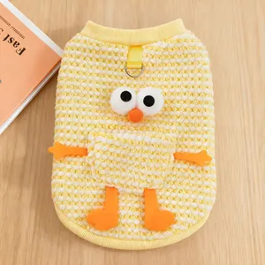 Vista dettagliata del maglione giallo per animali con un simpatico personaggio cartone