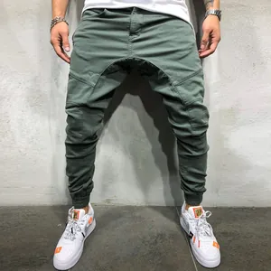 Detalle de los pantalones cargo para hombre verde oliva con ajuste entallado y paneles