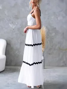 Robe longue blanche élégante avec liseré festonné noir et fines bretelles sur modèle
