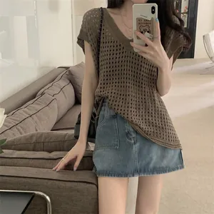 Primer plano de top de punto calado marrón con cuello en V para mujer en estilo casual de verano