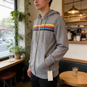 Sweat à capuche zippé unisexe gris avec rayures multicolores vintage et doublure polaire