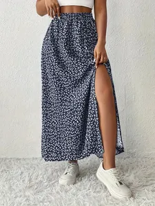Dettaglio di gonna midi floreale a trapezio con spacco laterale alto e chic.