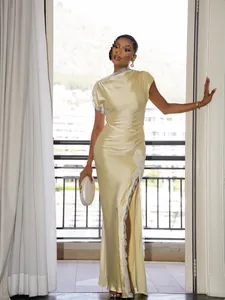 Elegantes hellgelbes Satin-Maxikleid mit weißem Spitzenbesatz und modischem Seitenschlitz.