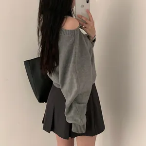 Vista dettagliata di un elegante maglione grigio a maglia con spalle scoperte in un selfie