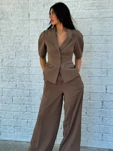 Ensemble élégant marron comprenant un blazer à manches courtes et un pantalon large femme