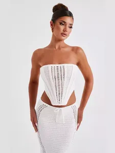 Conjunto sexy de punto blanco con top estilo corsé y falda larga ajustada