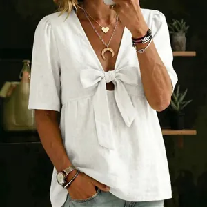 Haut blanc élégant pour femme avec col en V, nœud papillon chic à l'avant et coupe décontractée