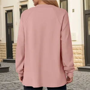 Achteraanzicht van een roze sweatshirt met ronde hals voor een relaxte en comfortabele pasvorm