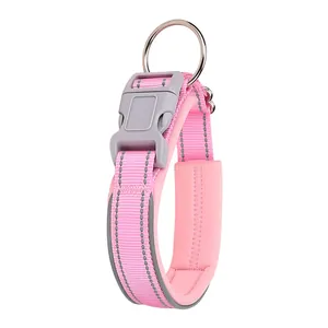 Vue détaillée d'un collier réfléchissant rose pour chien avec doublure rembourrée