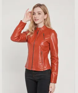 Detailansicht der schmal geschnittenen orangefarbenen Damen-Lederjacke