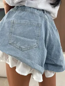 Dettaglio posteriore di pantaloncini di denim a vita alta con volant bianchi