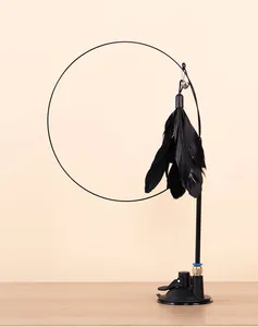 Détail d'un jouet pour chat avec ventouse, plumes noires et tige en fil d'acier flexible