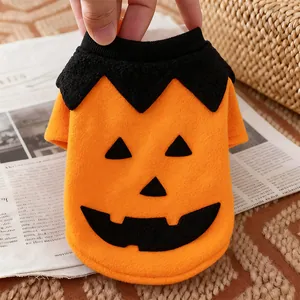 Λεπτομερής προβολή της στολής κολοκύθας Halloween από φλις για μικρούς σκύλους και γάτες