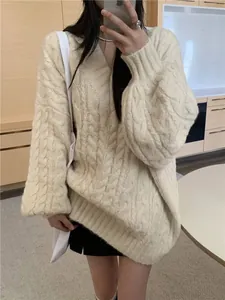 Vista dettagliata del maglione beige a trecce da donna con scollo a V oversize e vestibilità