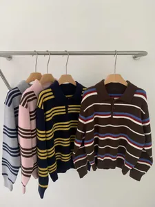 Vue détaillée des pulls POLO à rayures contrastées en quatre coloris variés