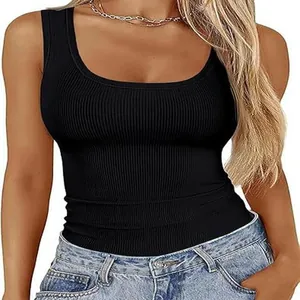 Nahaufnahme des schwarzen gerippten Damen-Tops mit quadratischem Ausschnitt, Slim Fit