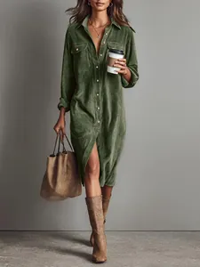 Robe chemise élégante en velours côtelé vert avec boutons sur le devant et longueur midi