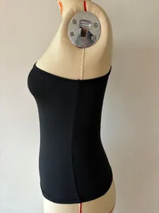 Seitenprofil eines minimalistischen schwarzen, eng anliegenden bauchfreien Tanktops.
