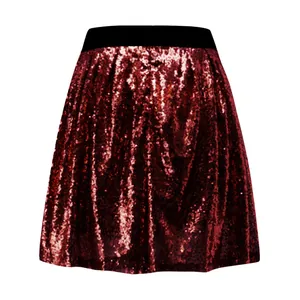 Dettaglio macro di paillettes rosso bordeaux su minigonna a pieghe a vita alta