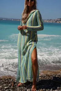 Abito lungo in maglia a maniche lunghe con profondo scollo a V e spacco per le vacanze
