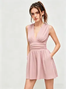 Detailansicht des ärmellosen Mauve-Einteilers mit V-Ausschnitt, Taille und Taschen