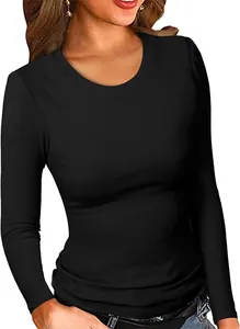 Primo piano del tessuto modal a coste nero della t-shirt a maniche lunghe da donna