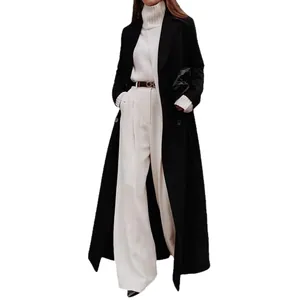 Eleganter langer schwarzer Wollmantel mit weißem Rollkragenpullover und weiter Hose für den Winter