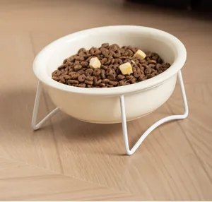 Bol pour animaux en céramique surélevé avec support en métal blanc pour confort.