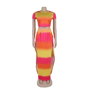 Gedetailleerd beeld van de set met crop top en rok met split in roze kleurverloop