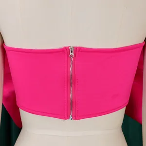 Vista posteriore dettagliata del top a fascia fucsia con chiusura a zip metallica.