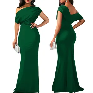 Vues de face et de dos d'une élégante robe longue de soirée moulante vert foncé à épaule