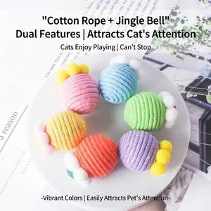 Lot de 6 balles de jouet pour chat en corde de coton colorées avec cloches sur assiette.