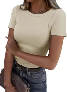 Gros plan détaillé d'un t-shirt beige côtelé et ajusté pour femme à col rond