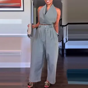 Detailansicht des eleganten Halter-Tops und der weit geschnittenen Hose in Salbeigrün.