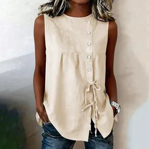 Detalle de blusa de lino beige sin mangas con botones asimétricos y lazos frontales