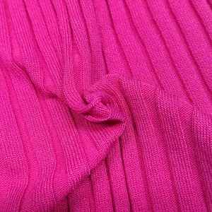 Vue macro détaillée du tissu en tricot côtelé rose vif avec des drapés souples