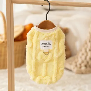 Detalle del chaleco de felpa amarillo trenzado para mascotas con enganche en D