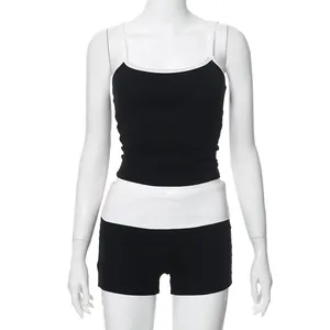 Ensemble sport deux pièces pour femme avec débardeur et short contrastés noir et blanc