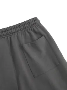 Détail gros plan d'un jogging de sport gris pour homme avec taille élastique et poche.