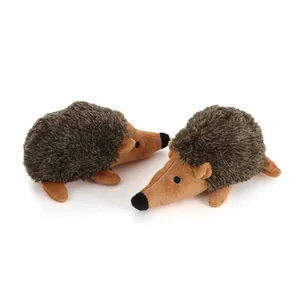 Vista detallada de dos juguetes de peluche para perros con forma de erizo suave