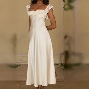 Elegante romantische lange satijnen jurk met kanten bies en trekkoord aan de schouder
