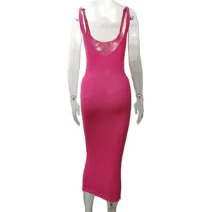 Rückansicht eines pinkfarbenen Strickkleides mit tiefem Rückenausschnitt auf Mannequin
