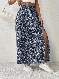 Dettaglio della gonna lunga a fiori con spacco laterale alto e vita elastica.