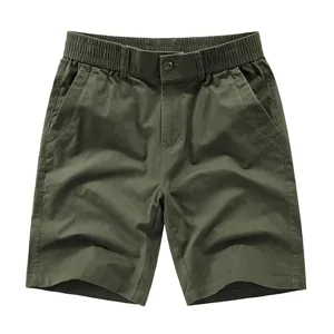 Short d'été décontracté pour homme vert olive avec taille élastique et boutonnière.