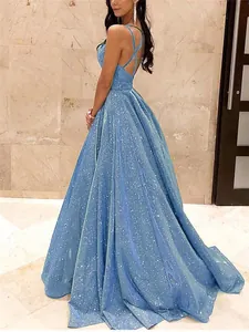 Vue arrière détaillée d'une robe de soirée bleue étincelante en ligne A avec bretelles