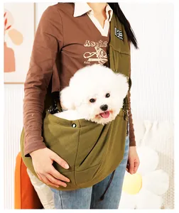 Gros plan d'un sac de transport vert pour animaux porté par un mannequin avec un chien.